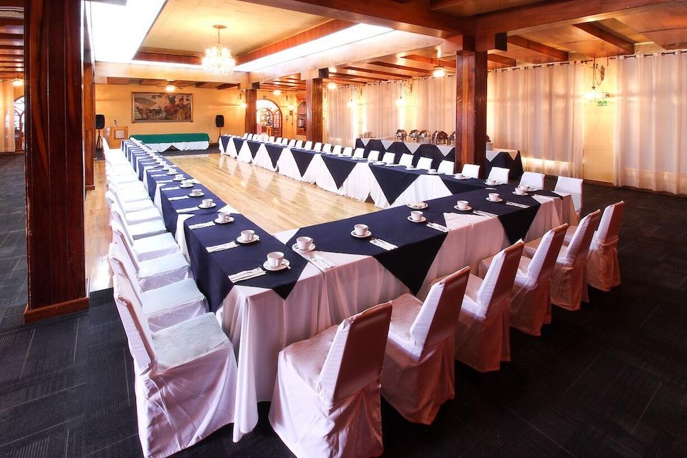 פואבלה Hotel Lastra מראה חיצוני תמונה